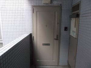 調布市5F Fマンション_玄関ドア施工後(塗装)