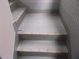 調布市5F Fマンション_階段施工後(防塵塗装)