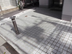 調布市5F Fマンション_エントランス施工後(タイルから御影石に張替)