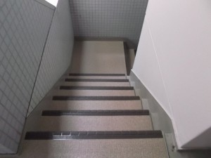 調布市5F Fマンション_階段施工後(シート張り)